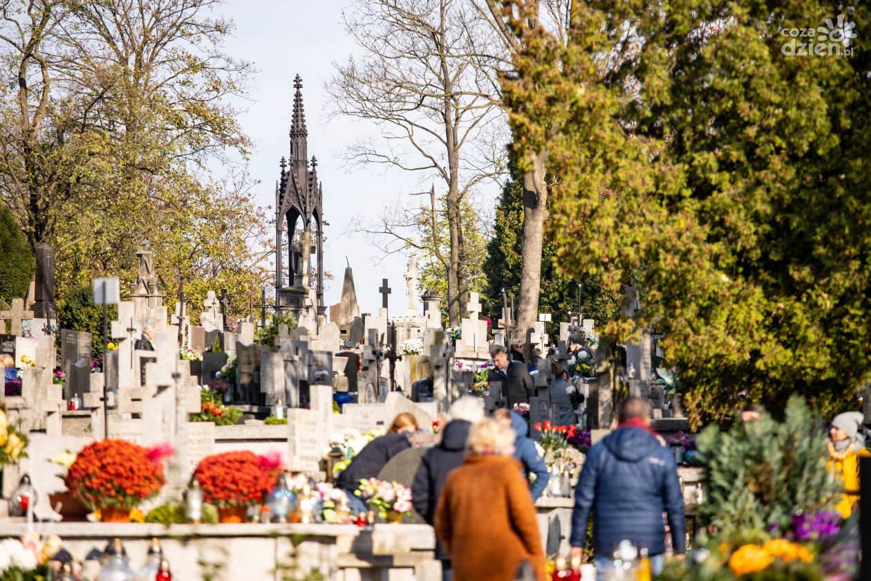 Wszystkich Świętych - cmentarze przy ul. Limanowskiego (zdjęcia)