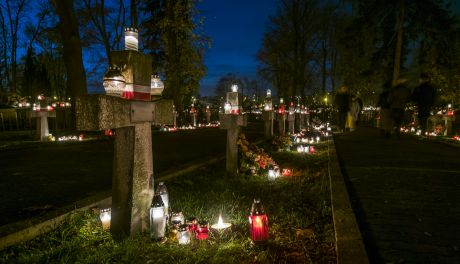 Morawiecki: Cmentarze zamknięte przez trzy dni