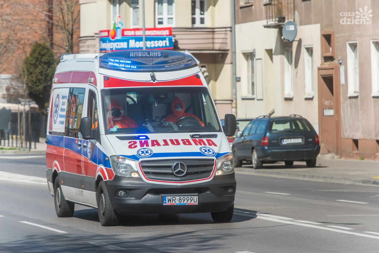 Karetka potrąciła pieszą przed szpitalem w Kozienicach. Policja szuka świadków