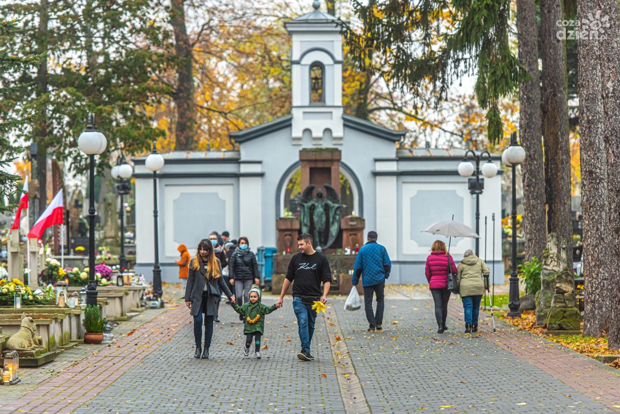 Wtorkowe popołudnie na cmentarzu przy ul. Limanowskiego (zdjęcia)