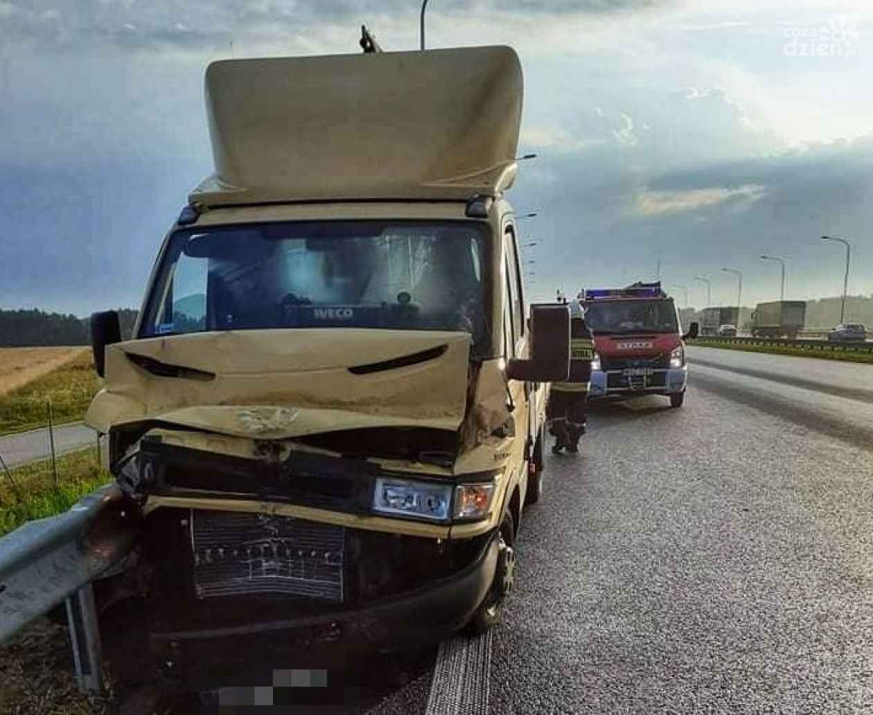 Wypadek na trasie S7 w Dobrucie. Kierowca uderzył w barierki