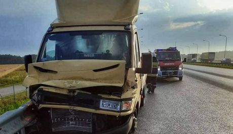 Wypadek na trasie S7 w Dobrucie. Kierowca uderzył w barierki