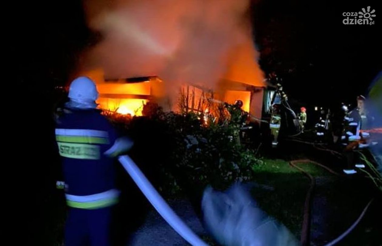 Groźny pożar w Augustowie w gminie Kowala. Paliły się dwa budynki