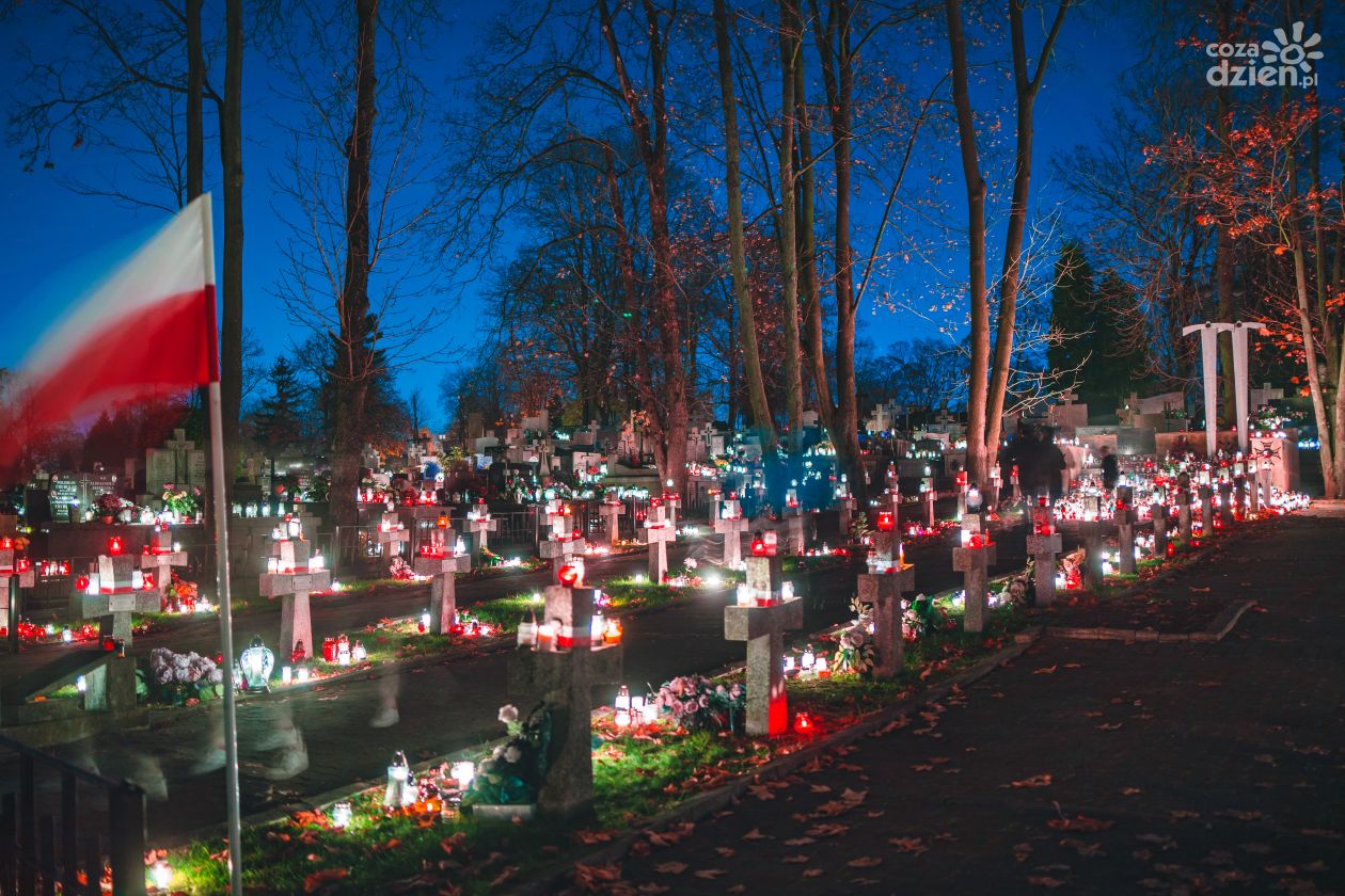 Nocny spacer po cmentarzach (zdjęcia)