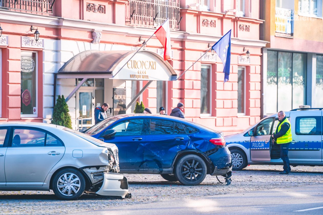 Zniszczone auta przy ul. Słowackiego (zdjęcia)