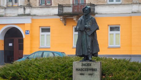 Spacerkiem po mieście: Pomnik Jacka Malczewskiego i tablica