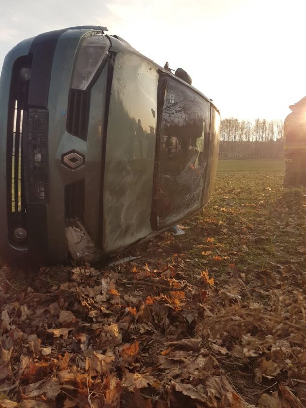 Wypadek w Niemieryczowie, auto wpadło do rowu