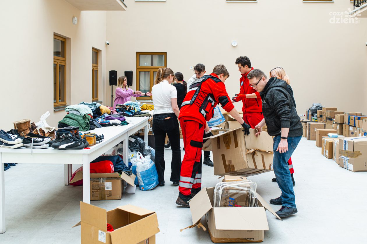 Pomoc Ukrainie - zbiórka leków, żywności i ubrań w Kamienicy Deskurów (zdjęcia)