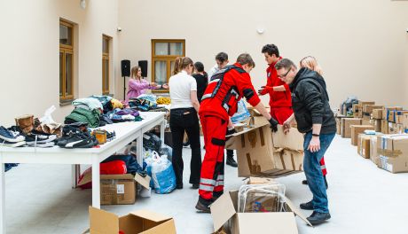 Pomoc Ukrainie - zbiórka leków, żywności i ubrań w Kamienicy Deskurów (zdjęcia)