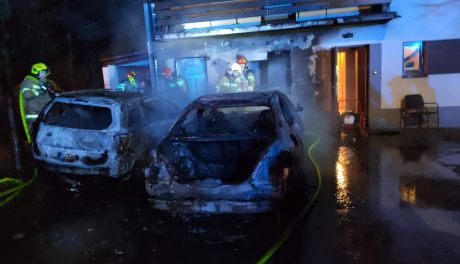 Pożar dwóch aut i elewacji budynku w Jedlni-Letnisku