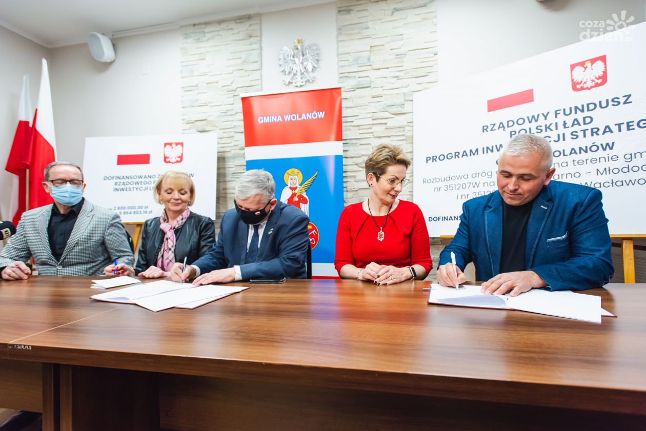 Podpisanie umów na przebudowę dwóch dróg na terenie gminy Wolanów (zdjęcia)