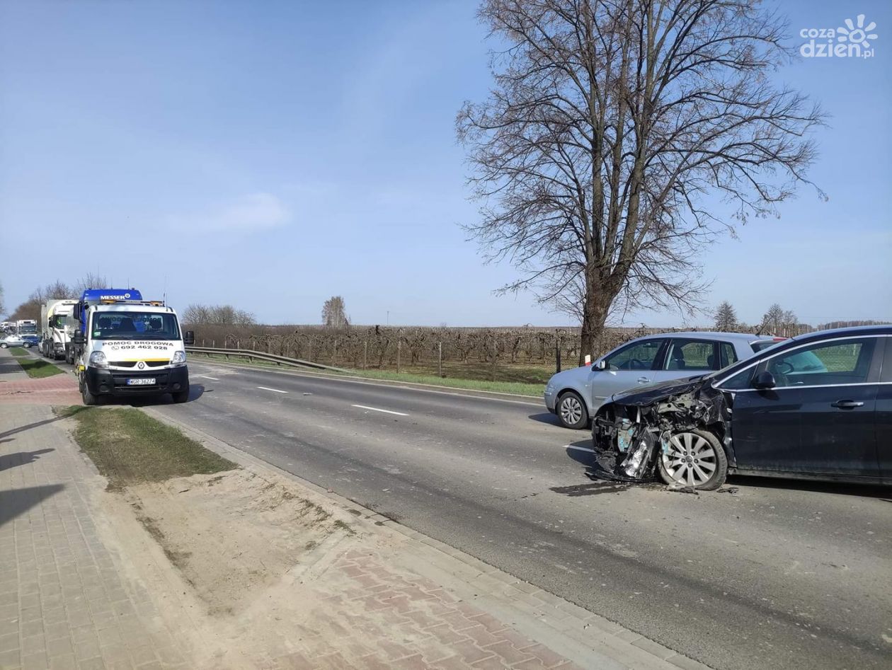 Zderzenie trzech aut w Belsku Dużym. Droga zablokowana