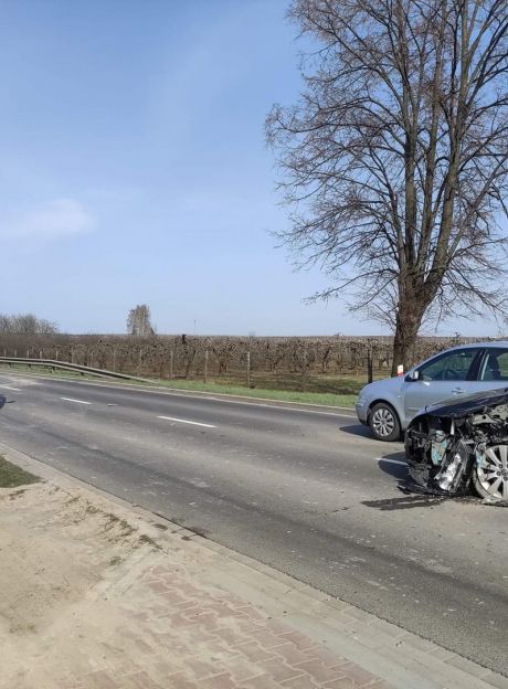 Zderzenie trzech aut w Belsku Dużym. Droga zablokowana