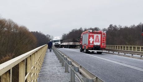 Ciężarówka zablokowała most w Warce