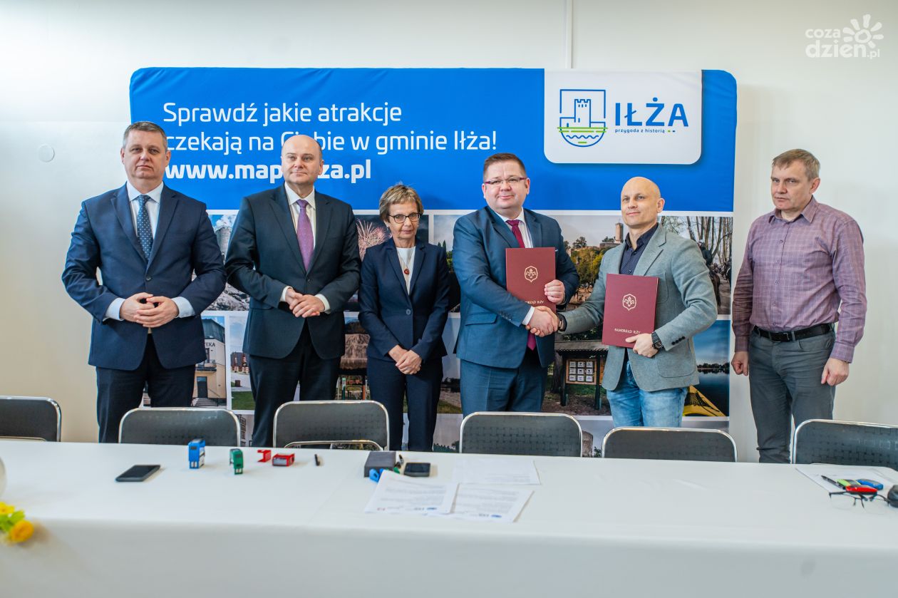 Podpisanie umowy na remont dróg Jasieniec-Maziarze oraz Piłatka w stronę Kotlarki (zdjęcia)