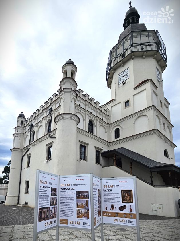 Wystawa o muzeum instrumentów na rynku w Szydłowcu