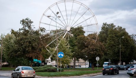Powstaje koło widokowe na Placu Jagiellońskim (zdjęcia)