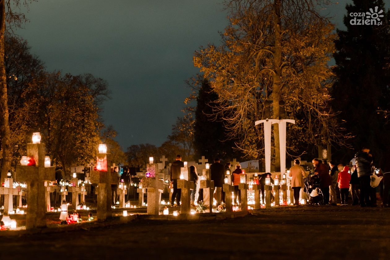 Nocny spacer po Cmentarzu Rzymskokatolickim przy ul. Limanowskiego (zdjęcia)