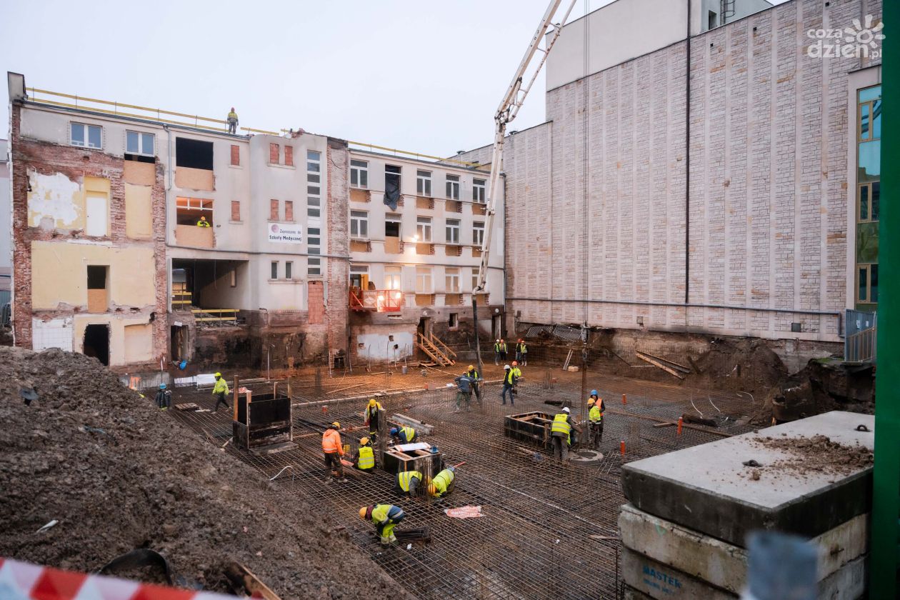 Wylanie fundamentów pod nowy budynek Medyka (zdjęcia)