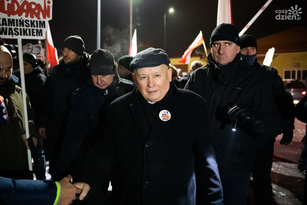 Jarosław Kaczyński manifestował przed radomskim aresztem (zdjęcia)
