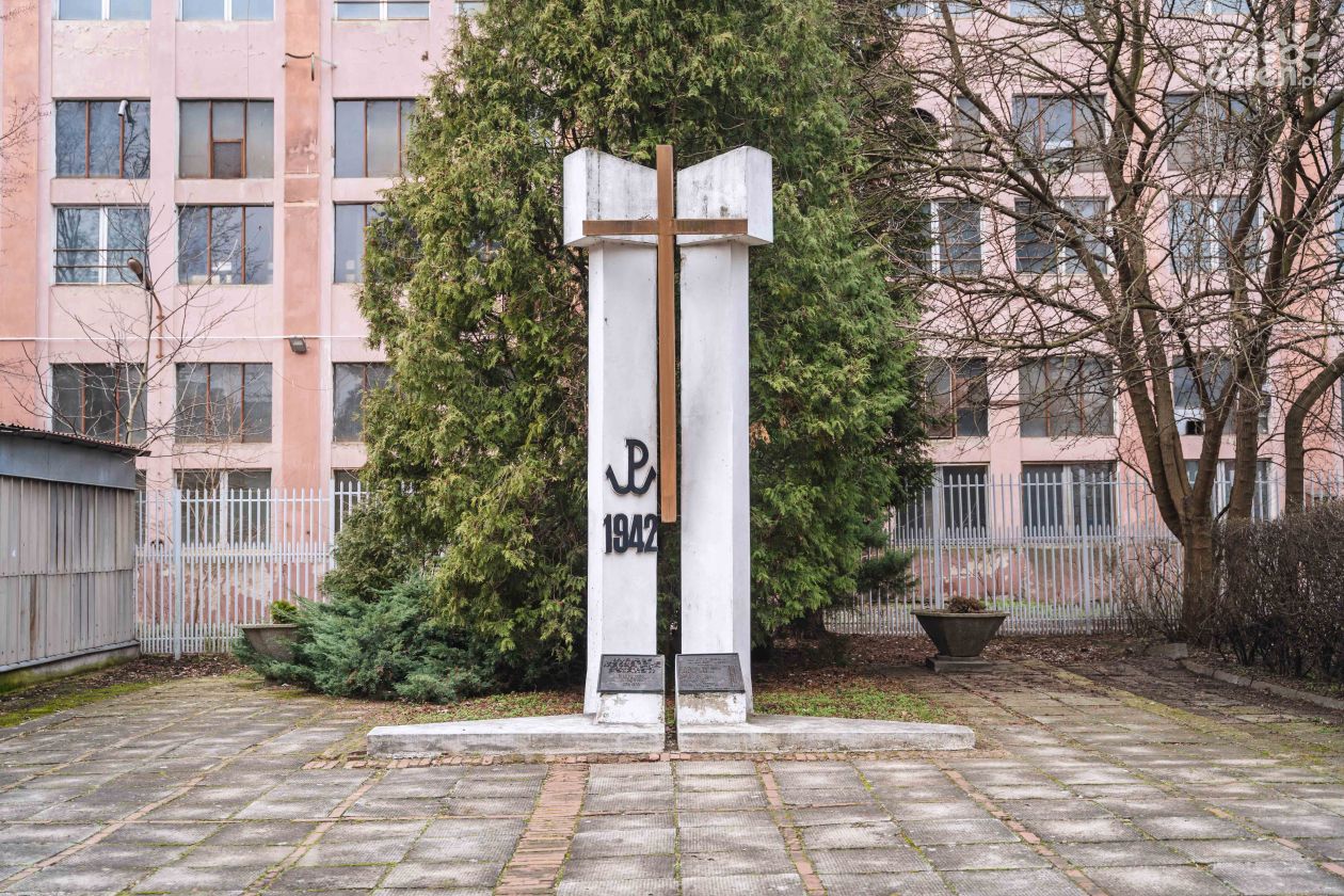 Remont pomnika pomordowanych pracowników Fabryki Broni