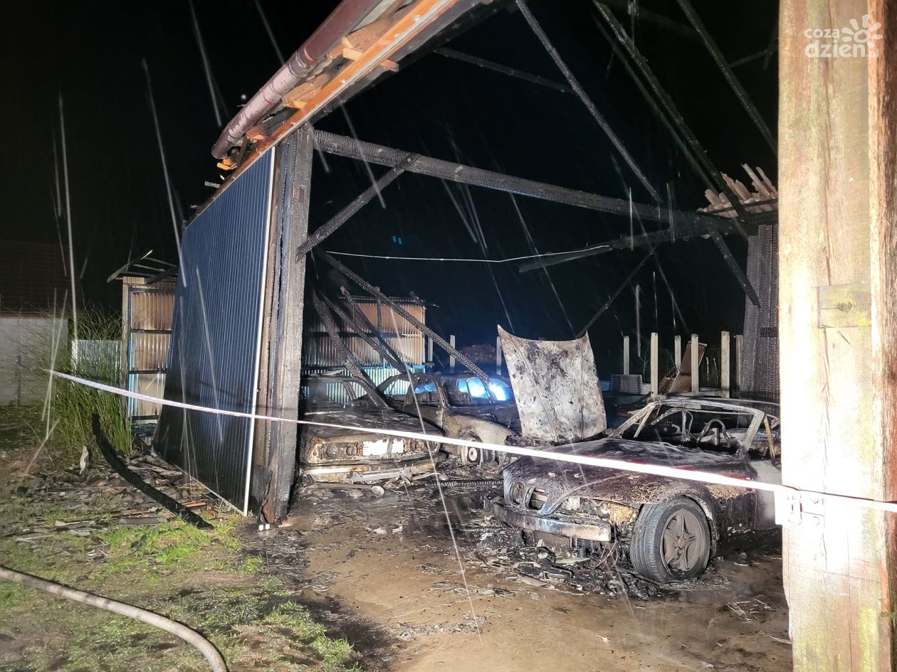 Pożar budynku w Krzyżanowicach. Spłonęły trzy auta 